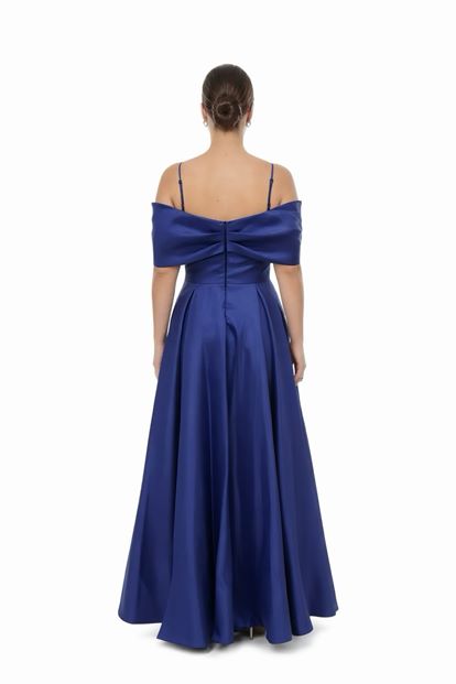 فستان سهرة من الساتان الأزرق الداكن بمقاسات كبيرة مزين ببروش